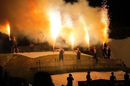 大迫力の花火が祭りを盛り上げる