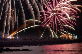 夏祭りの夜を彩る約3000発、菊港から打ち上げられる色鮮やかな花火