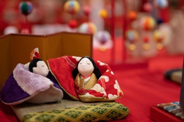 小樽市民から寄付された雛人形が展示される