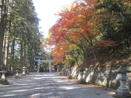 宮川にかかる赤い中橋から徒歩約10分の距離