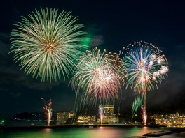 間断なく打ち上げられる3000発の花火が海上に映える