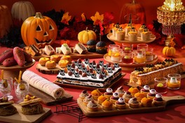 ハロウィンの装飾で彩られた「ザ・ラウンジ」で、秋スイーツやサンドウィッチ、ホテルメイドの料理が食べ放題で楽しめる