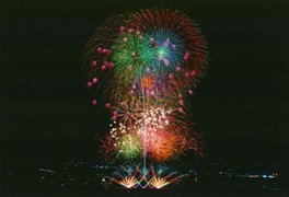 夜空を彩る超特大スターマイン