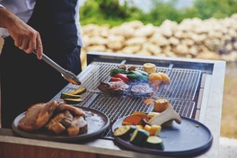 開放的なテラスで食事を楽しめる全天候型ビアガーデン