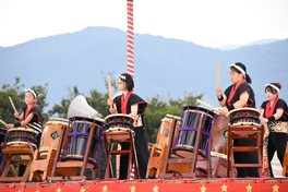 迫力ある伝統芸能「赤熊太鼓」の演奏