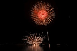 志津川湾の夜空を彩る美しい花火