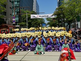 国重要無形民俗文化財「博多松ばやし」でパレードが幕を開ける