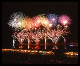 夜空をカラフルに彩る豪華な花火に感動すること間違いなし
