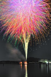 夜空を覆いつくす大玉の迫力は必見