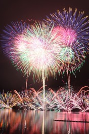 小川原湖の水面に豪華な花火が映る