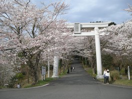 山頂にある愛宕神社は、日本三大火防神社の1つとしても有名