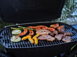 肉にシーフードが付いたプランが用意されている