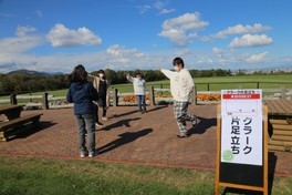 片足立ちができる時間などを競うクラークチャレンジラリー