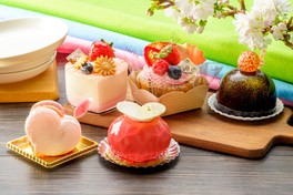 プロポーズにふさわしいロマンティックなスポットの恋人の聖地をイメージして作られたケーキなどが販売される