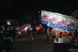 にぎわう屋台通りと浴衣姿の人々