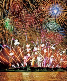 海風を感じながら光と花火のショーを堪能しよう
