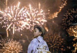 浴衣姿の子どもが見上げる夏の夜の夢
