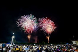 色鮮やかに咲き誇る花火を堪能できる