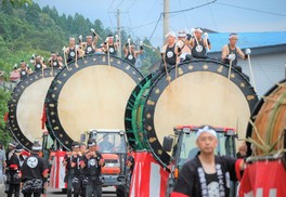 「世界一日本一の大太鼓」で知られる八幡宮綴子神社の例大祭
