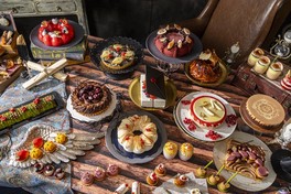 魔法使いの学校に迷い込んだかのような空間で、秋の食材を用いたスイーツと食事メニューを楽しめる