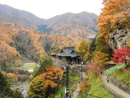 切り立った山肌に佇むお堂からも紅葉を望める