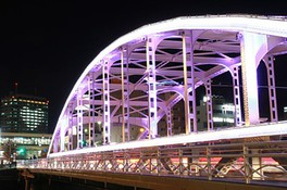 ライトアップされた開運橋が盛岡市民や観光客をもてなす