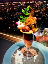「新札幌の夜景～emisia Special Parfait～」1300円。栗やサツマイモで作り上げたゴージャスなパフェ
