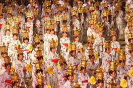 圧巻の「千人灯籠踊り」