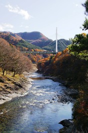 川沿いの紅葉が鮮やかな風景を生み出す