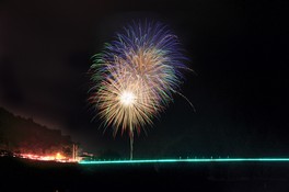 十津川村ダブル20周年を記念して約5000発の花火が打ち上げられる ※写真はイメージです