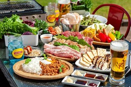 屋外でバーベキューができるほか、ガパオライスなどの料理とアルコールドリンクを楽しめる