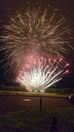 夜空と水面両方の花火が楽しめる