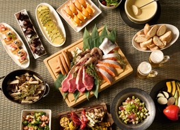肉やシーフードが香ばしくジューシーに焼ける音や香りが食欲をそそる