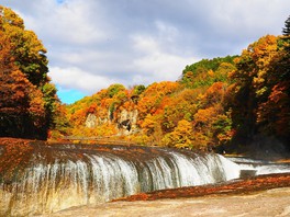 豪快な水の流れに縁取りを添える紅葉