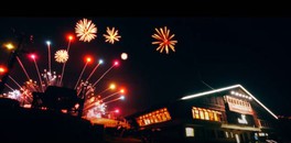 心地よい音楽と鮮やかな花火が調和する幻想的な空間