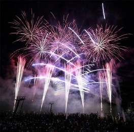 迫力のスターマインが夜空を彩る瞬間