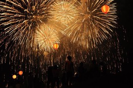 あゆまつりのエンディングを迫力ある数々の花火が飾る
