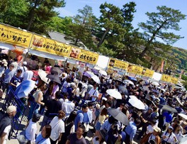 約20店舗の餃子と肉料理が味わえる