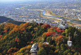 岐阜城周辺から赤く色づく紅葉は、岐阜公園内を赤く染める