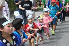 ちびっこ引き山車では子どもたちのかわいらしい姿を見ることができる