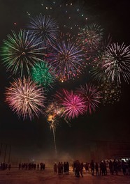 鮮やかな花火が打ち上がる
