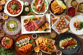 スパイスが香るメニューが並ぶ