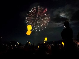 スカイランタン(R)と大玉花火が夜空を彩る