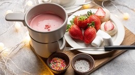 群馬県前橋産のいちごを使用したチョコレートフォンデュ