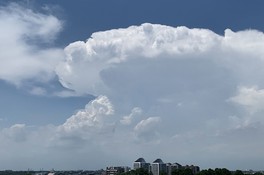 気象庁気象研究所の雲研究者、 荒木健太郎さんが撮影した大気現象や空の写真などが展示される天気の写真館のようなエリアが登場する