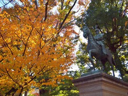 公園のシンボル有栖川宮熾仁親王騎馬像と紅葉