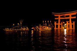嚴島神社の御祭神を乗せた御座船が、瀬戸の海を渡る