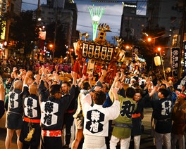 一糸乱れぬかけ声で神輿が練行する大雪連合神輿