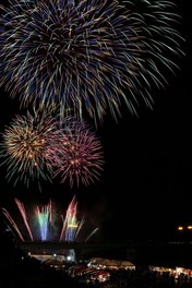 河川敷の広場で、ゆったりと花火を鑑賞しながら、祭りのフィナーレを楽しめる