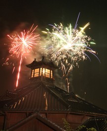 歴史ある建造物が花火の夜は鮮やかに染まる